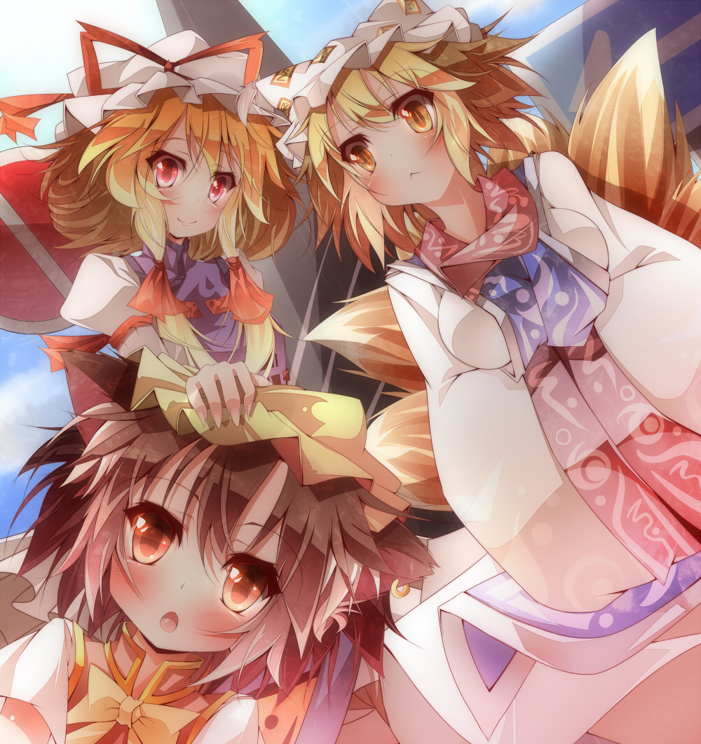 :< animal_ears blonde_hair brown_hair cat_ears chen chen_okami daidai_ookami hat jewelry multiple_girls red_eyes single_earring smile touhou yakumo_ran yakumo_yukari yellow_eyes