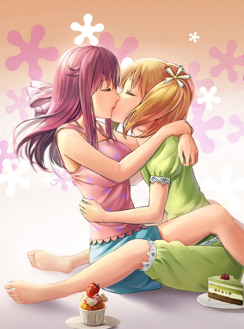 Две молодые лесбиянки с маленькими сиськами целовались и делали куни друг другу на диване дома