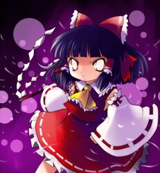 ascot black_hair bow detached_sleeves empty_eyes glowing glowing_eyes gohei hair_bow hakurei_reimu head_bow highres miko solo touhou white_eyes yume_shokunin rating:Safe score:0 user:danbooru