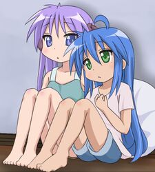  2girls barefoot feet hiiragi_kagami izumi_konata lucky_star mountain_pukuichi toes 