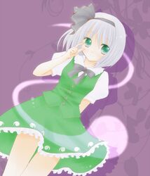  1girl adjusting_glasses arm_behind_back bespectacled dutch_angle glasses green_eyes hair_ribbon konpaku_youmu konpaku_youmu_(ghost) purple_background ribbon shadow short_hair short_sleeves silver_hair skirt smile solo touhou vest yuzuki_(manabi0214) 