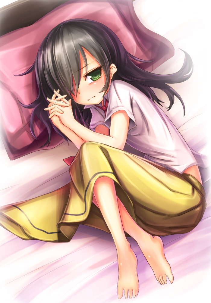 1girl black_hair flat_chest green_eyes hair_over_one_eye hands_clasped kuroki_tomoko long_hair lying matokechi necktie pillow school_uniform skirt solo watashi_ga_motenai_no_wa_dou_kangaetemo_omaera_ga_warui!