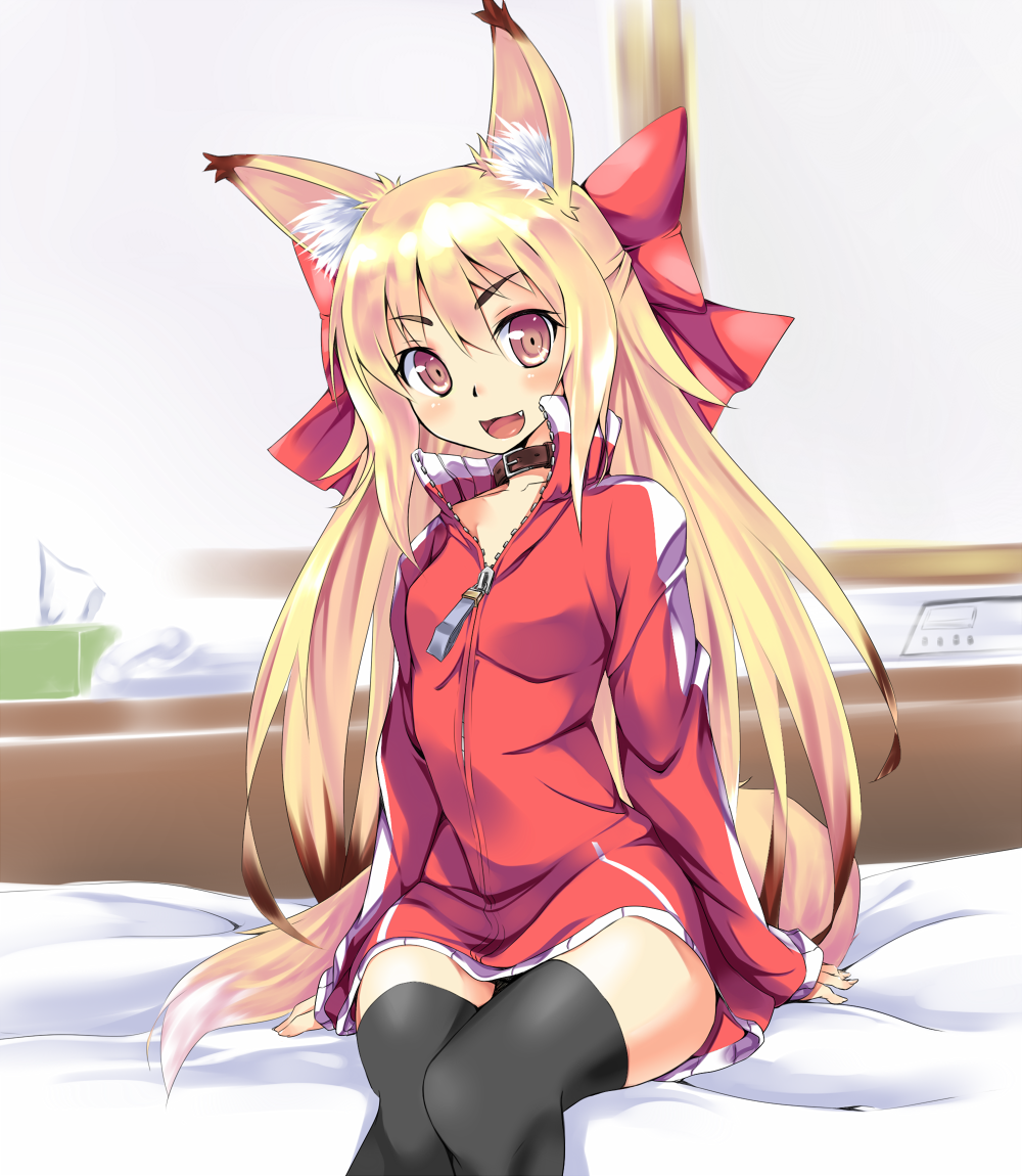 1girl :d animal_ears bed black blonde_hair bow collar collarbone contemporary dog_collar fang fox_ears fox_tail hair_bow long_hair looking_at_viewer multicolored_hair open_mouth original shika sitting sitting_on_bed sleeves_past_wrists smile solo sweatshirt tail thighhighs two-tone_hair wide_hips yellow_eyes zettai_ryouiki