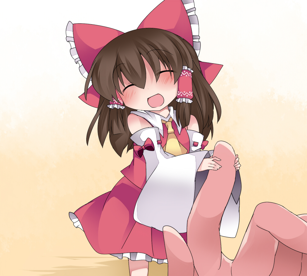 1girl ^_^ ascot bare_shoulders blush bow brown_hair closed_eyes commentary_request detached_sleeves hair_bow hair_tubes hakurei_reimu hammer_(sunset_beach) happy minigirl open_mouth skirt skirt_set smile solo touhou wide_sleeves