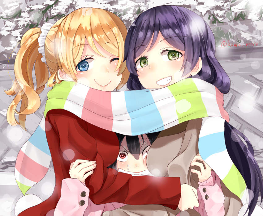 3girls ayase_eli blonde_hair blue_eyes blush breast_envy coat girl_sandwich green_eyes grin kanna_(horntp) looking_at_viewer love_live!_school_idol_project low_twintails multiple_girls ponytail purple_hair red_eyes sandwiched scarf shared_scarf smile toujou_nozomi twintails twitter_username winter_clothes winter_coat yazawa_nico