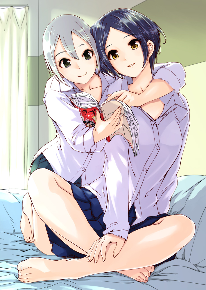 2girls barefoot bed black_eyes blue_eyes gustav_(telomere_na) hayami_kanade hug idolmaster idolmaster_cinderella_girls magazine multiple_girls pillow shiomi_shuuko shirt short_hair silver_hair sitting skirt smile yellow_eyes