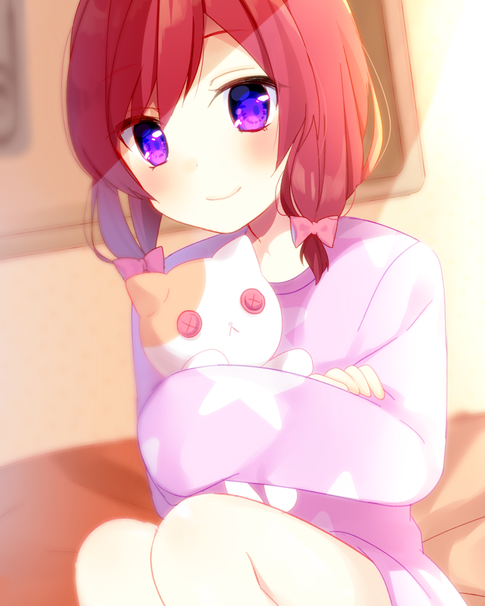 1girl :&lt; alternate_hairstyle bow button_eyes hair_bow highres looking_at_viewer love_live!_school_idol_project mafuyu_(chibi21) nishikino_maki pajamas redhead sleeves_past_wrists smile solo stuffed_animal stuffed_cat stuffed_toy twintails violet_eyes