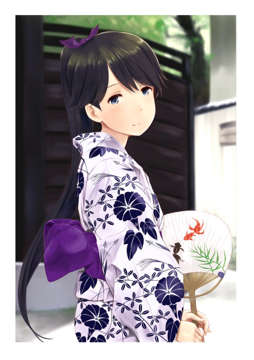 1girl black_hair fan floral_print grey_eyes hair_ribbon highres houshou_(kantai_collection) japanese_clothes kantai_collection kimono long_hair long_sleeves looking_at_viewer obi paper_fan ponytail ribbon sash smile solo uchiwa very_long_hair wa_(genryusui) wide_sleeves yukata