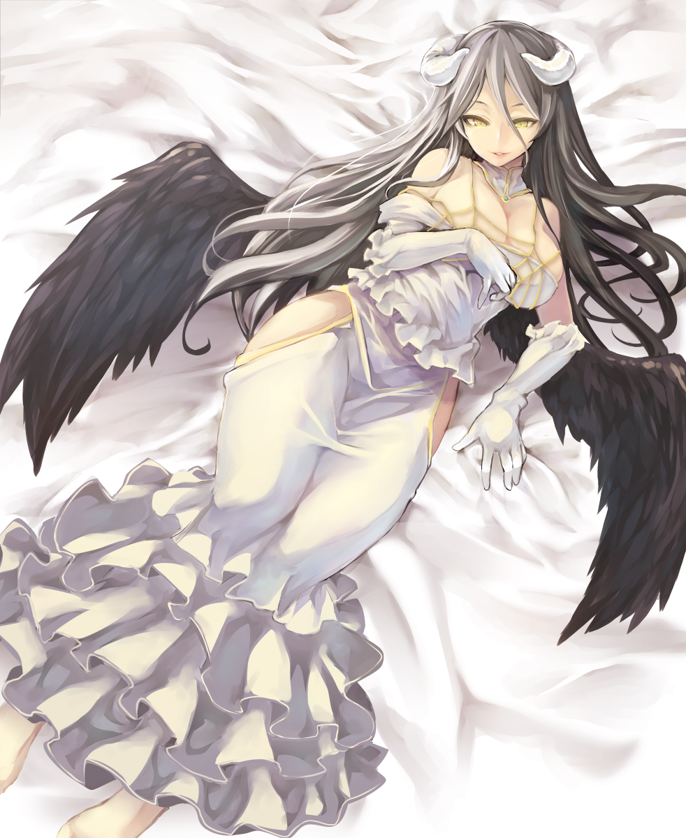 1girl ahoge albedo bare_shoulders barefoot black_hair black_wings breasts cleavage demon_girl detached_collar dress feathered_wings gloves hair_over_one_eye hand_on_own_chest highres hip_vent horns large_breasts long_hair lying on_back overlord_(maruyama) parted_lips smile solo tousen very_long_hair white_gloves wings yellow_eyes