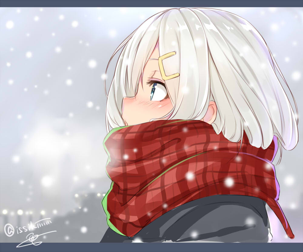1girl blue_eyes blush breath hair_ornament hair_over_one_eye hairclip hamakaze_(kantai_collection) isshiki_(ffmania7) kantai_collection looking_up scarf silver_hair snow solo twitter_username