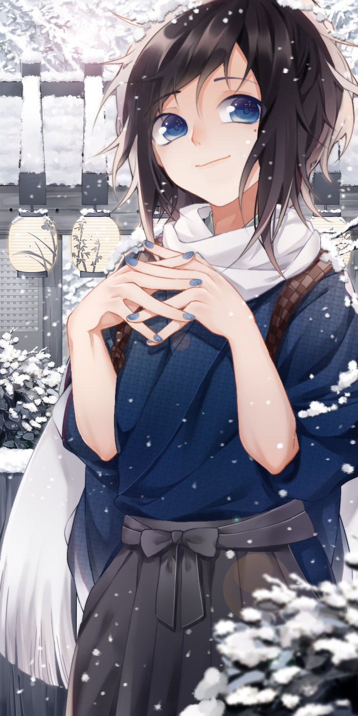 1boy black_hair blue_eyes blue_nails hakama highres japanese_clothes lantern male_focus mole mole_under_eye nail_polish paper_lantern scarf smile snowing touken_ranbu yamato-no-kami_yasusada zaro