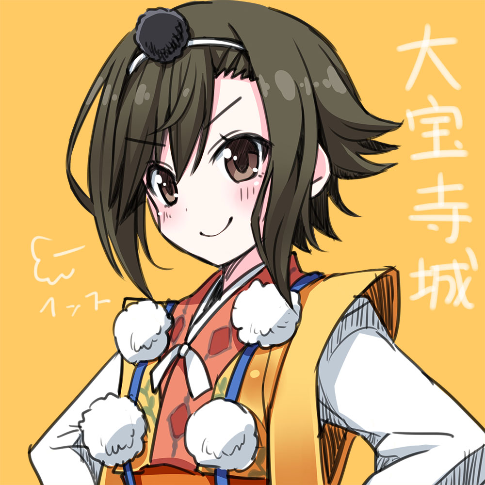 &gt;:) 1girl black_hair blush brown_eyes daihouji_(oshiro_project) eyebrows eyebrows_visible_through_hair hair_between_eyes hairband japanese_clothes kataginu long_sleeves looking_at_viewer naze orange_background oshiro_project pom_pom_(clothes) short_hair simple_background smile solo translation_request vest yellow_background