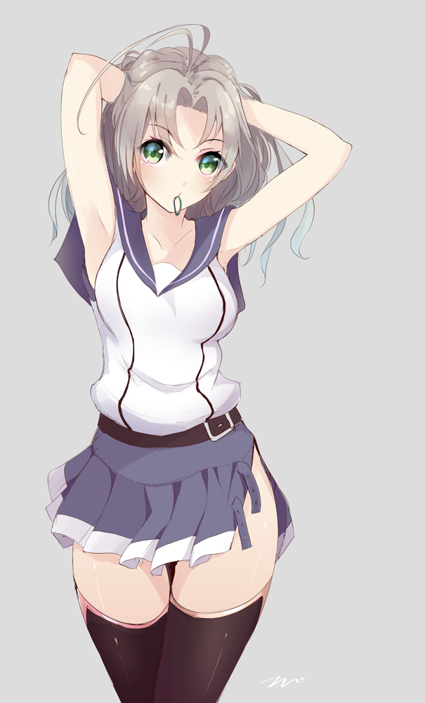 1girl adjusting_hair antenna_hair armpits arms_up belt collarbone cowboy_shot green_eyes grey_background grey_hair hands_in_hair kantai_collection kinugasa_(kantai_collection) long_hair miniskirt mouth_hold pleated_skirt remodel_(kantai_collection) sailor_collar scrunchie skirt solo standing tbd11 thigh-highs zettai_ryouiki