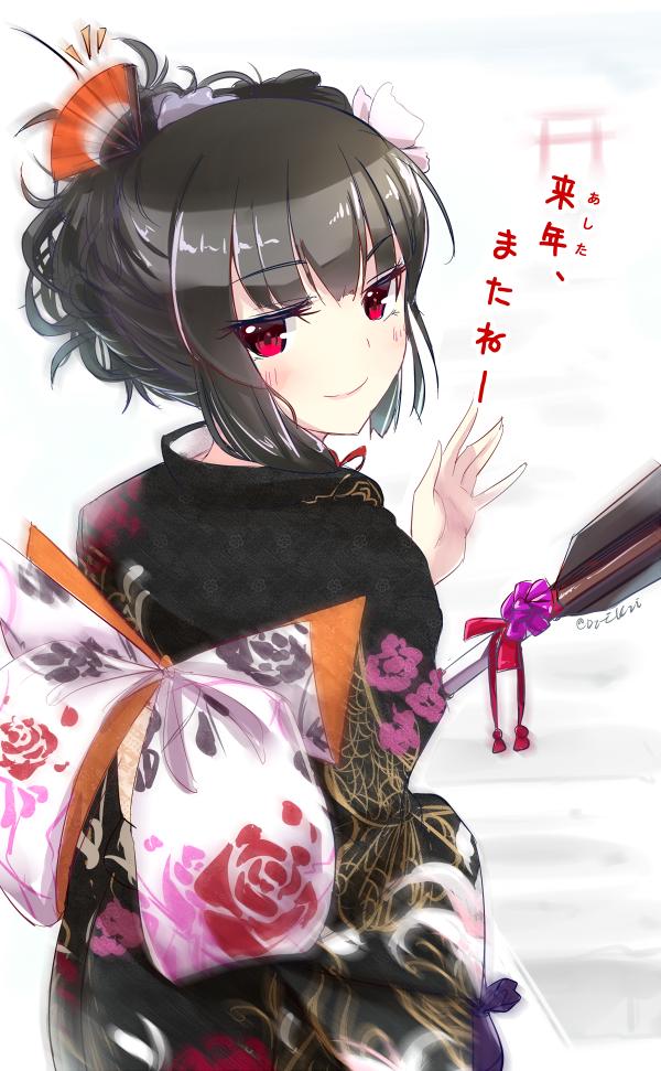 /\/\/\ 1girl alternate_hairstyle arrow bangs black_hair blush closed_mouth commentary_request eyebrows eyebrows_visible_through_hair fan floral_print folding_fan from_behind hair_ornament isokaze_(kantai_collection) kantai_collection long_sleeves looking_at_viewer looking_back lzd red_eyes simple_background smile solo text translation_request twitter_username upper_body white_background wide_sleeves