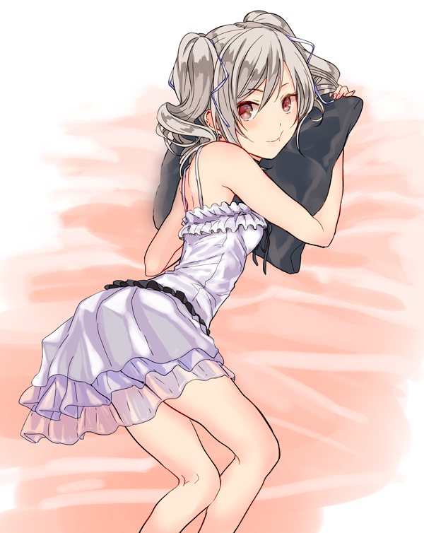 1girl 3u alternate_costume bare_shoulders bent_over blush dress drill_hair hair_ribbon holding_pillow idolmaster idolmaster_cinderella_girls kanzaki_ranko kneepits looking_at_viewer lying on_bed on_side red_eyes ribbon silver_hair sleeveless small_breasts smile solo twin_drills twintails white_dress white_ribbon