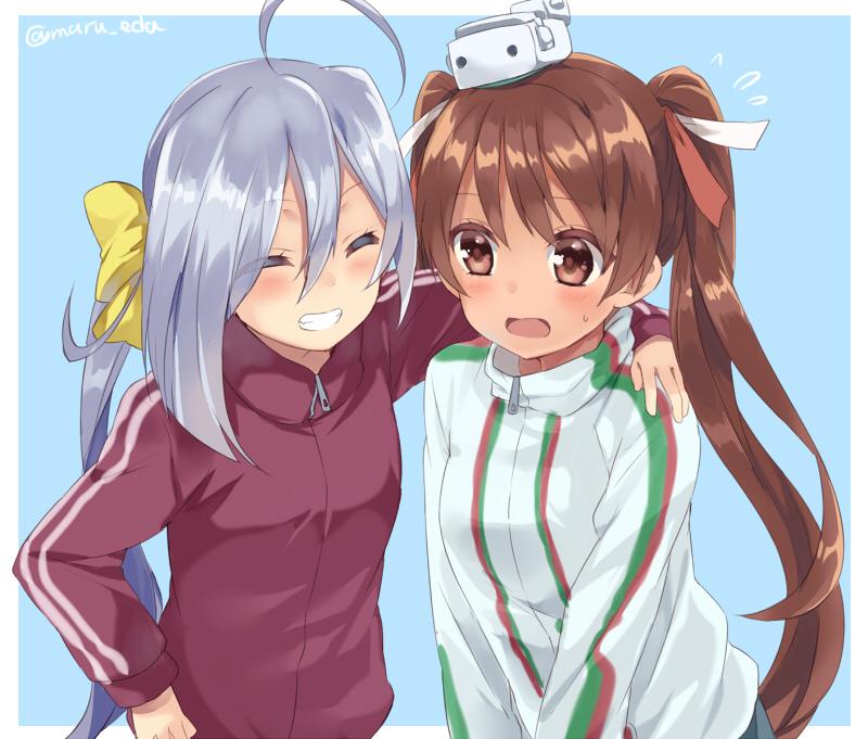 2girls ^_^ adapted_costume ahoge arm_around_shoulder blue_background brown_hair closed_eyes flying_sweatdrops grin hair_between_eyes hair_ribbon hand_on_hip jacket jpeg_artifacts kantai_collection kiyoshimo_(kantai_collection) libeccio_(kantai_collection) maruki_(punchiki) multiple_girls open_mouth ribbon silver_hair simple_background smile tan track_jacket twintails twitter_username wavy_mouth