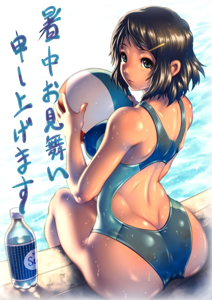 1girl ass ball bare_shoulders beachball blue_eyes brown_hair butt_crack competition_swimsuit dark_skin hair_ornament hairclip kuroshio_(zung-man) looking_at_viewer looking_back one-piece_swimsuit original shochuumimai sitting solo swimsuit thighs translated wet