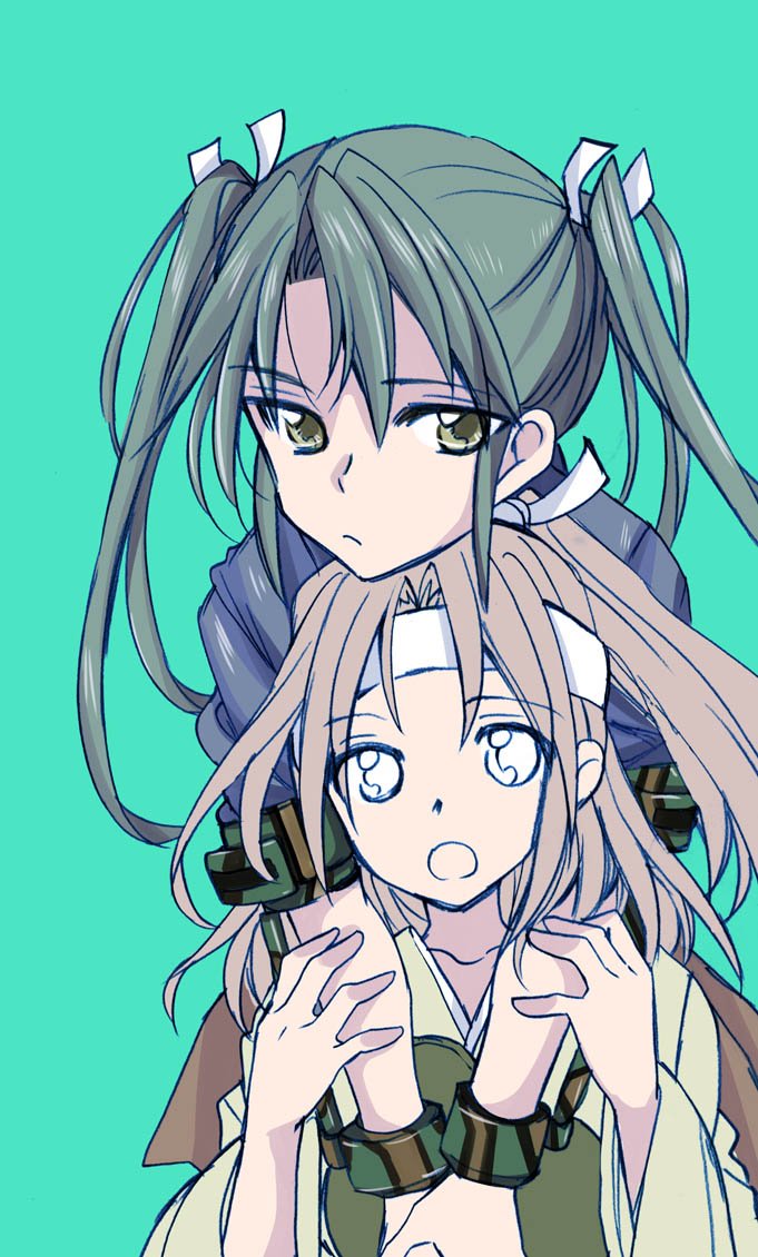 2girls camouflage commentary_request green_eyes green_hair grey_hair hachimaki hair_ribbon headband high_ponytail hug hug_from_behind japanese_clothes kantai_collection light_brown_hair long_hair looking_at_viewer multiple_girls muneate ponytail remodel_(kantai_collection) ribbon sanpatisiki simple_background twintails white_ribbon zuihou_(kantai_collection) zuikaku_(kantai_collection)