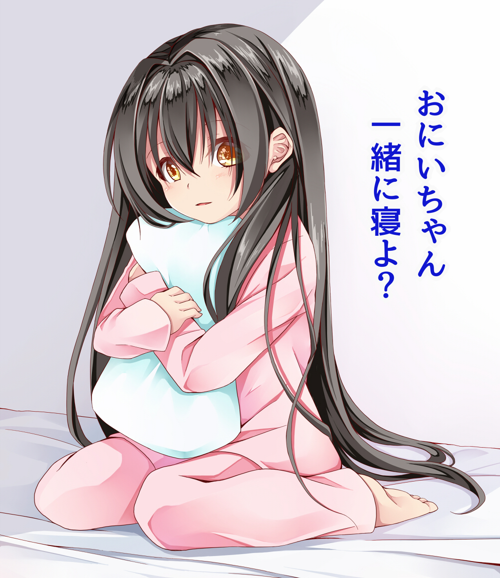 1girl barefoot black_hair commentary_request creek_(moon-sky) crossed_arms ears long_hair long_sleeves looking_at_viewer on_bed original pajamas parted_lips pillow pillow_hug red_eyes simple_background sitting solo translation_request two-tone_background very_long_hair wariza yandere youjo_(creek_(moon-sky))