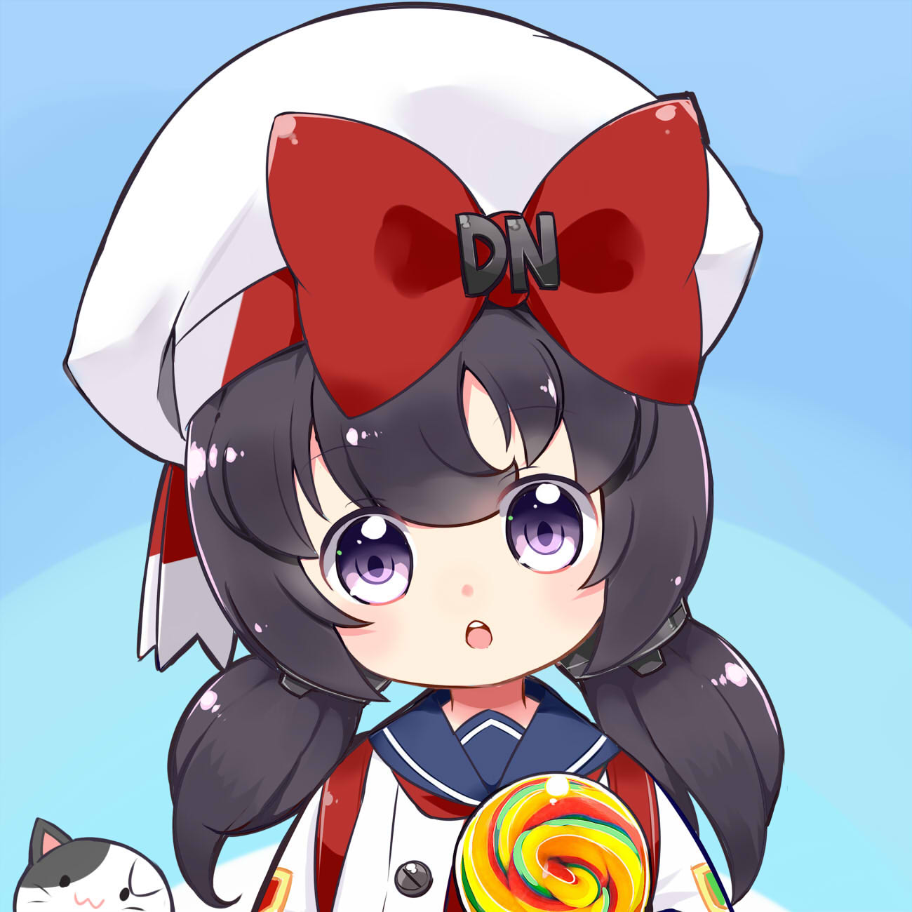 1girl antonio_da_noli_(zhan_jian_shao_nyu) black_hair blue_background blush bow candy cat commentary_request eyebrows eyebrows_visible_through_hair hat highres jacket linda_b lollipop looking_at_viewer open_mouth red_bow sailor_collar short_twintails teeth twintails violet_eyes white_hat white_jacket younger zhan_jian_shao_nyu