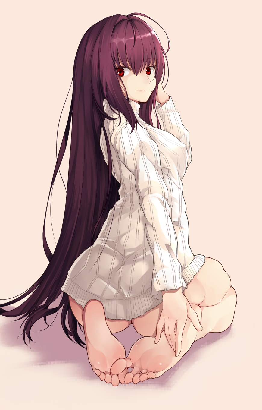 1girl ass bangs barefoot batatata77 beige_background bottomless breasts fate/grand_order fate_(series) feet female_ass from_behind full_body hands_on_feet highres long_hair long_sleeves looking_at_viewer looking_back medium_breasts naked_sweater no_panties purple_hair red_eyes ribbed_sweater scathach_(fate/grand_order) simple_background sitting smile soles solo sweater toes type-moon very_long_hair