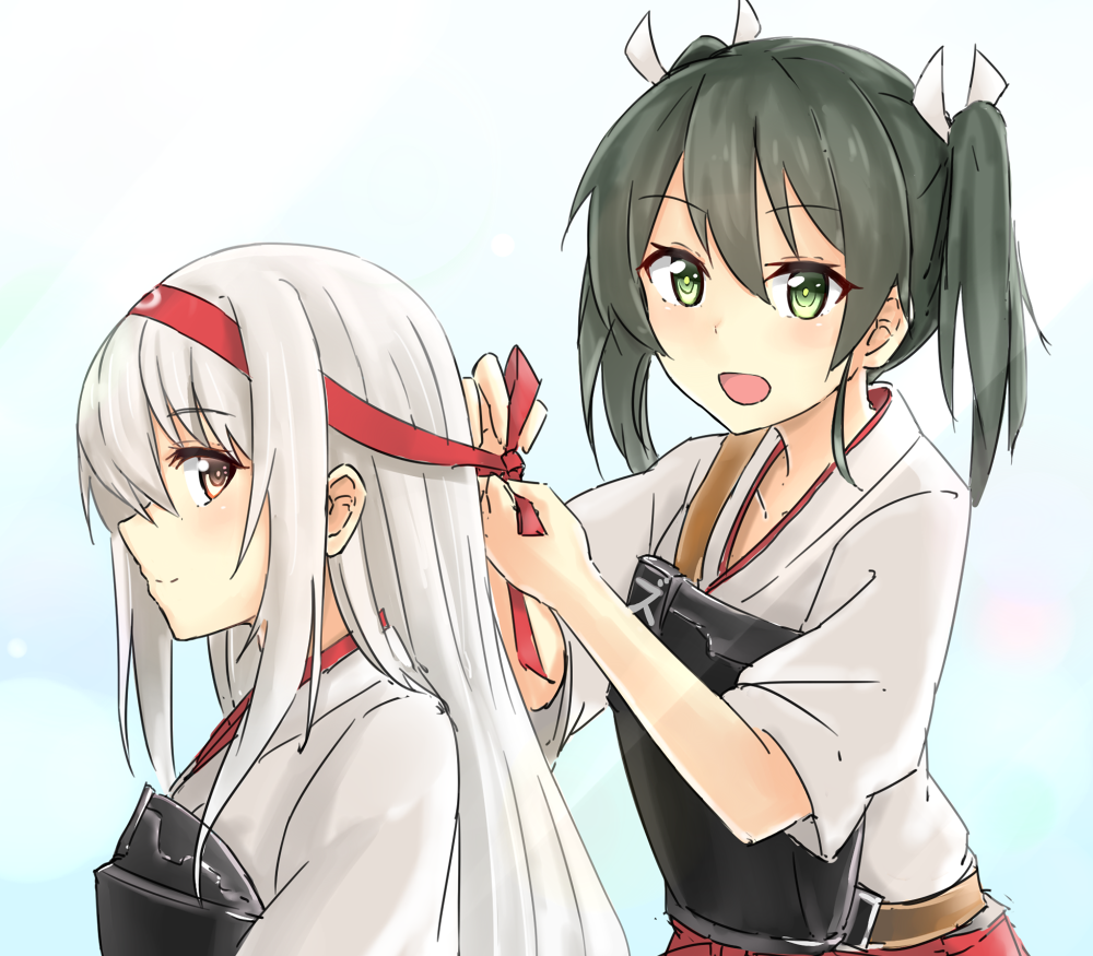 2girls :d azuhira blue_background blush closed_mouth collarbone eyebrows eyebrows_visible_through_hair from_side green_eyes green_hair hair_ribbon headband japanese_clothes kantai_collection kimono long_hair multiple_girls muneate nontraditional_miko open_mouth profile ribbon short_sleeves short_twintails simple_background smile standing twintails tying upper_body very_long_hair white_hair white_ribbon zuikaku_(kantai_collection)