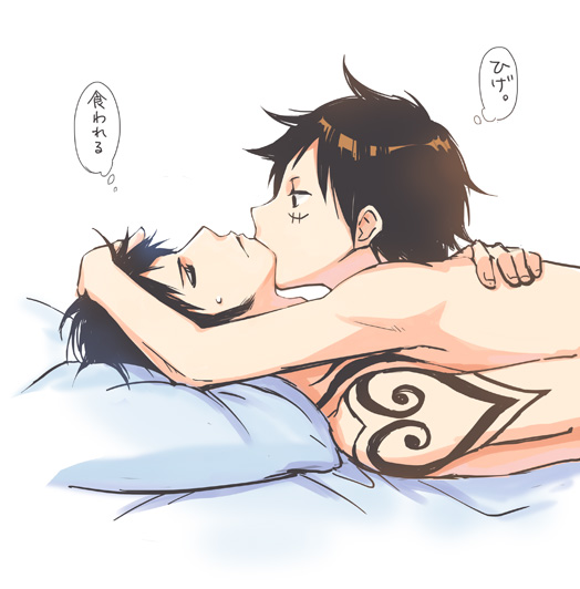 2boys age_difference bed black_hair kiss male_focus monkey_d_luffy multiple_boys muscle nude one_piece tagme tattoo trafalgar_law yaoi