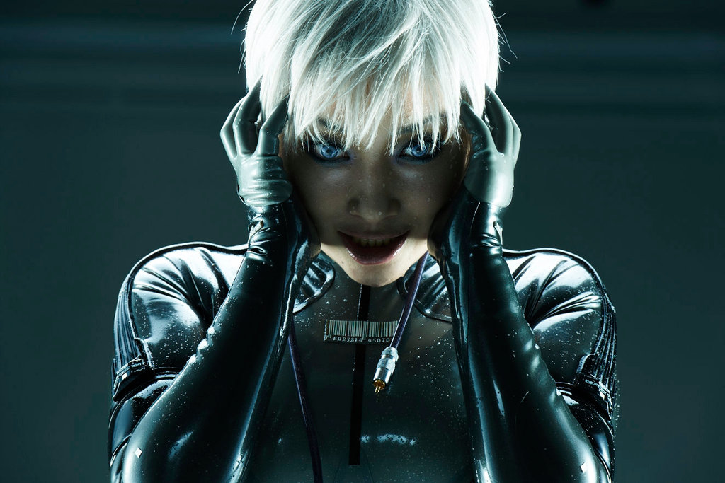 1girl blue_eyes bodysuit cosplay crazy_eyes evil_grin evil_smile grin laughing_octopus looking_at_viewer metal_gear_(series) metal_gear_solid_4 non-asian photo short_hair silver_hair smile wet