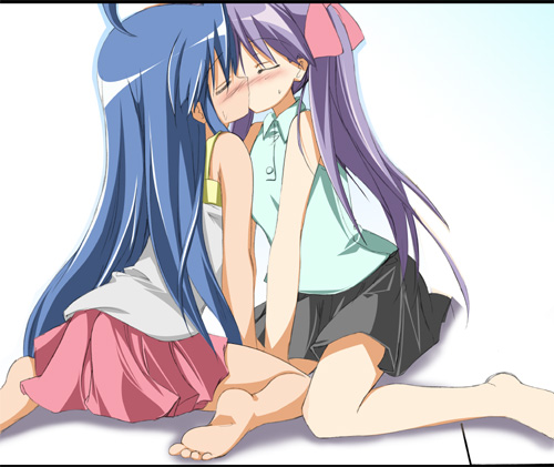 2girls barefoot blush hiiragi_kagami izumi_konata kiss lowres lucky_star multiple_girls sen_(astronomy) yuri