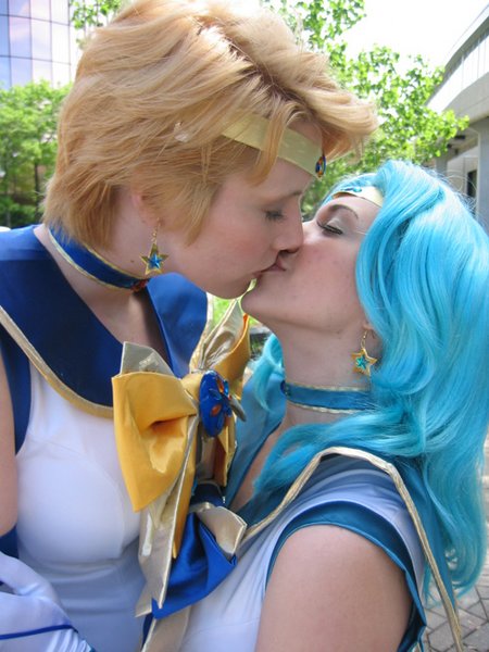 2girls aqua_hair bishoujo_senshi_sailor_moon blonde_hair bow cosplay couple earrings jewelry kaiou_michiru kiss magical_girl multiple_girls mutual_yuri outer_senshi photo plant sailor_neptune sailor_uranus short_hair star ten'ou_haruka tiara tree yellow_bow yuri