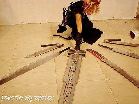 asian cloud_strife cloud_strife_(cosplay) cosplay final_fantasy final_fantasy_vii final_fantasy_vii_advent_children photo solo sword weapon