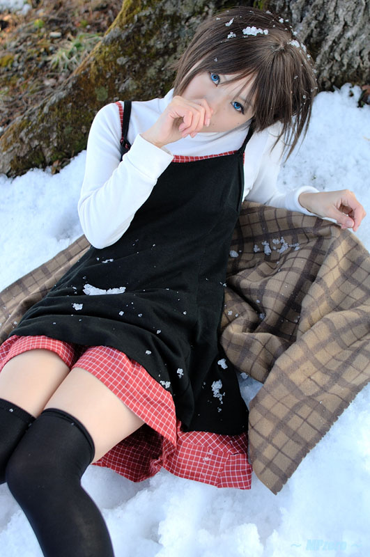 1girl asian bangs blue_eyes brown_hair cosplay kanon kipi-san looking_at_viewer misaka_shiori misaka_shiori_(cosplay) outdoors photo real_life snow solo thigh-highs