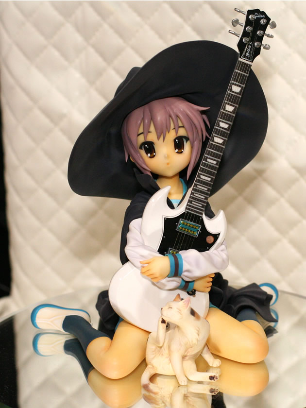 1girl brown_eyes bubba cat figure gibson guitar hat instrument nagato_yuki photo purple_hair school school_uniform serafuku sg shamisen_(suzumiya_haruhi) short_hair suzumiya_haruhi_no_yuuutsu wonder_festival wonder_festival_2007