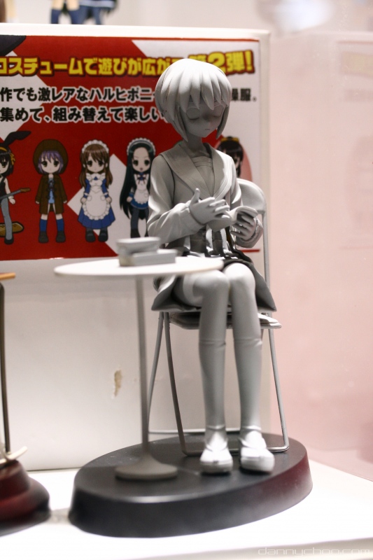 1girl book figure holding holding_book kneehighs loafers long_sleeves monochrome nagato_yuki open_book photo reading school_uniform serafuku shoes short_hair sitting suzumiya_haruhi_no_yuuutsu wonder_festival wonder_festival_2007