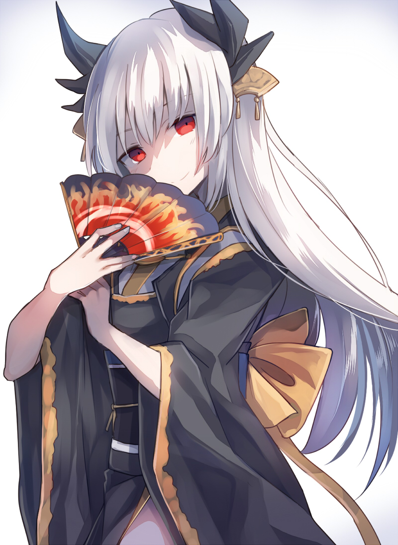1girl fan fate/grand_order fate_(series) head_tilt holding horns japanese_clothes kimono kiyohime_(fate/grand_order) long_hair looking_at_viewer obi paper_fan red_eyes sash silver_hair solo tare_nu_(usesase) uchiwa upper_body wide_sleeves yukata