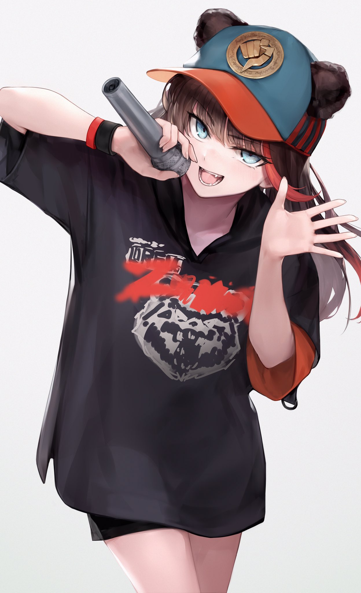 1girl :d animal_ears arknights bangs baseball_cap bear_ears black_shirt blue_eyes brown_hair cowboy_shot ears_through_headwear hat highres holding holding_microphone ink. long_hair looking_at_viewer microphone multicolored_hair redhead shirt short_sleeves simple_background smile solo standing streaked_hair v-shaped_eyebrows white_background wristband zima_(arknights)