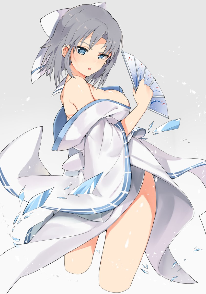 1girl bare_legs bare_shoulders blue_eyes bow breasts commentary_request cropped_legs eyebrows_visible_through_hair fan floating_clothes from_side hair_bow highres holding holding_fan ice japanese_clothes kimono large_breasts looking_at_viewer off_shoulder open_mouth senran_kagura senran_kagura_(series) short_hair silver_hair simple_background solo tuxedo_de_cat white_bow white_kimono wide_sleeves yumi_(senran_kagura)
