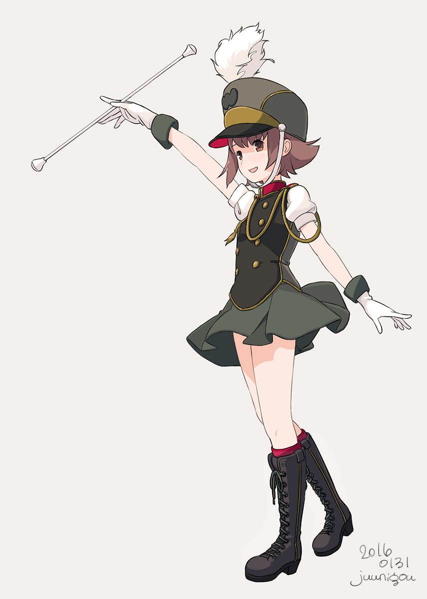 1girl artist_name band_uniform baton boots brown_eyes brown_hair cross-laced_footwear dated flipped_hair gloves green_boots grey_background hat highres knee_boots kokudou_juunigou lace-up_boots marching_band_baton puffy_short_sleeves puffy_sleeves shako_cap short_hair short_sleeves signature simple_background smile standing wanda_(wonder_festival) white_gloves wonder_festival wonder_festival_mascots