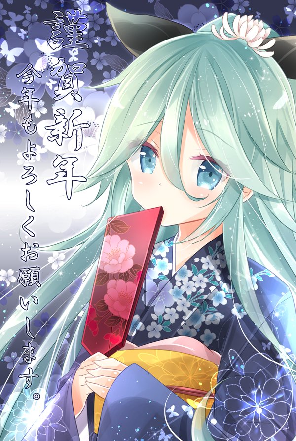 1girl blue_background blue_eyes blush commentary_request covering_mouth floral_background floral_print flower green_hair hagoita hair_flower hair_ornament hair_ribbon japanese_clothes kantai_collection kimono kurun_(kurun777) long_hair paddle ribbon solo translation_request upper_body yamakaze_(kantai_collection)