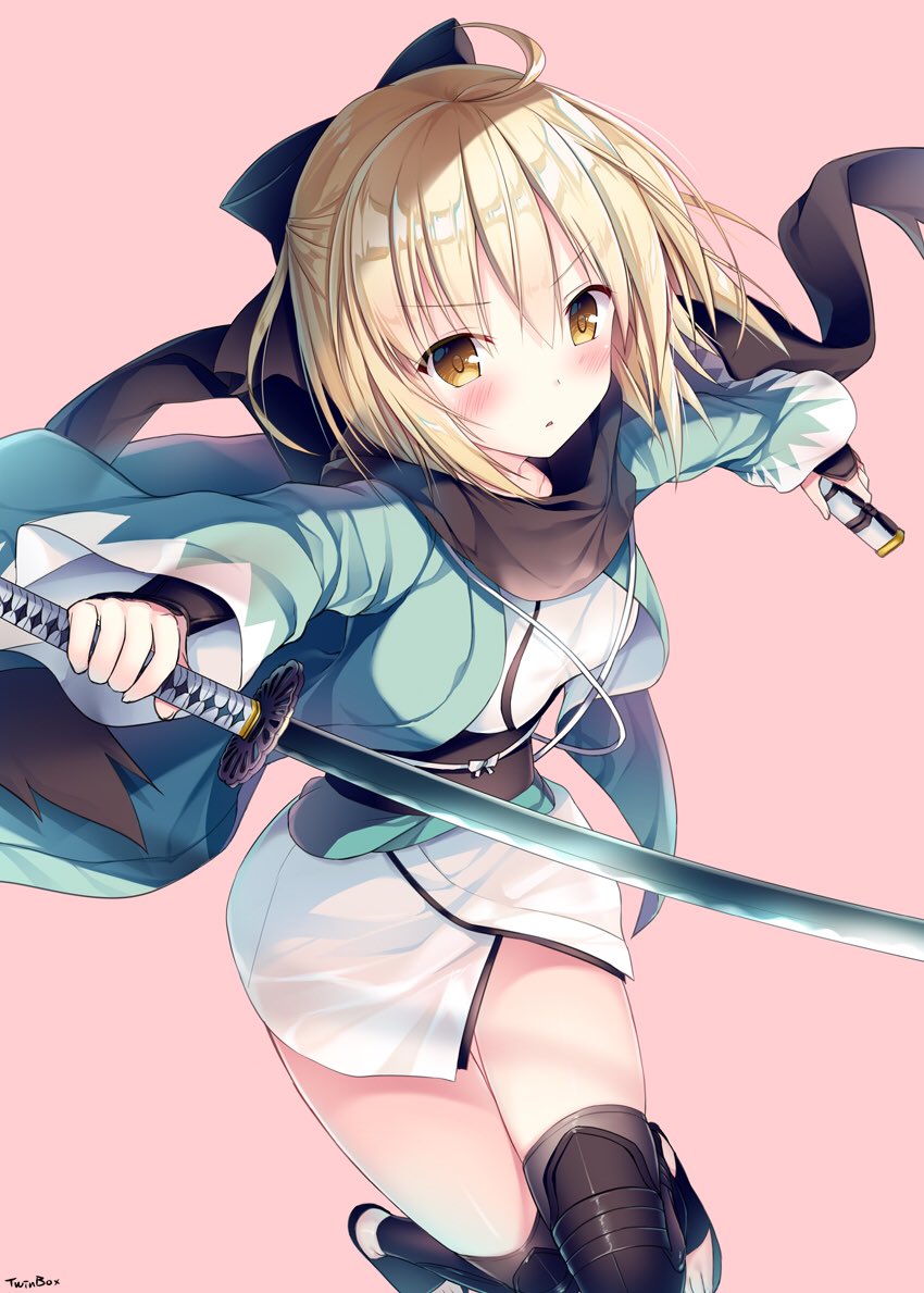 1girl ahoge bangs black_bow black_scarf blonde_hair blush bow brown_eyes closed_mouth dual_wielding eyebrows_visible_through_hair fate_(series) hair_between_eyes hair_bow half_updo hanahanamaki holding holding_sword holding_weapon japanese_clothes katana kimono kimono_skirt koha-ace looking_at_viewer pink_background sakura_saber scarf shin_guards short_hair simple_background solo sword thigh-highs weapon white_kimono