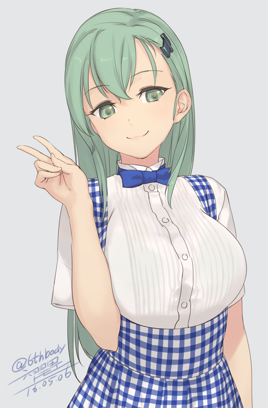 1girl 2016 blue_bow blue_bowtie blush bow bowtie breasts buttons checkered checkered_dress closed_mouth dated dress green_eyes green_hair grey_background hair_ornament hairclip hand_gesture head_tilt kantai_collection koubeya_uniform large_breasts long_hair plaid rokuwata_tomoe signature simple_background smile solo suzuya_(kantai_collection) underbust v