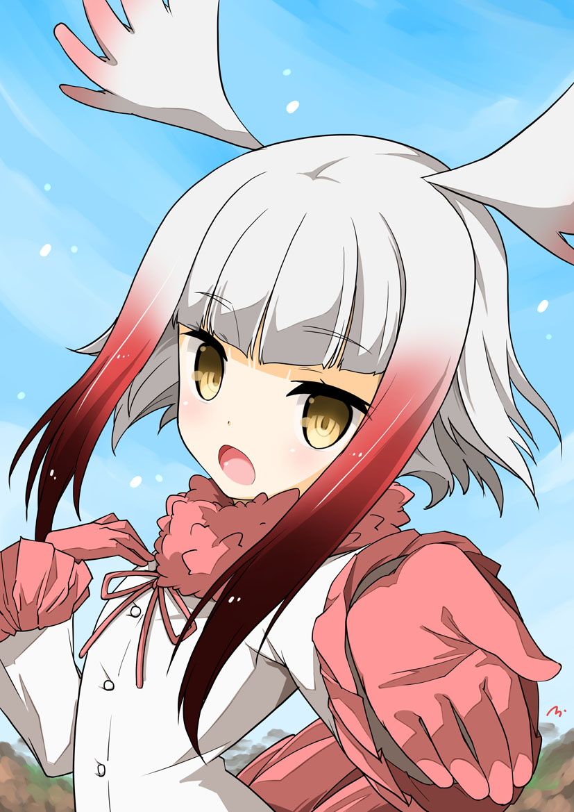 1girl brown_eyes eyebrows_visible_through_hair fur_collar gloves gradient_hair head_wings japanese_crested_ibis_(kemono_friends) kemono_friends long_sleeves looking_at_viewer minazuki_futago multicolored_hair open_mouth outstretched_arm redhead short_hair sidelocks sky white_hair