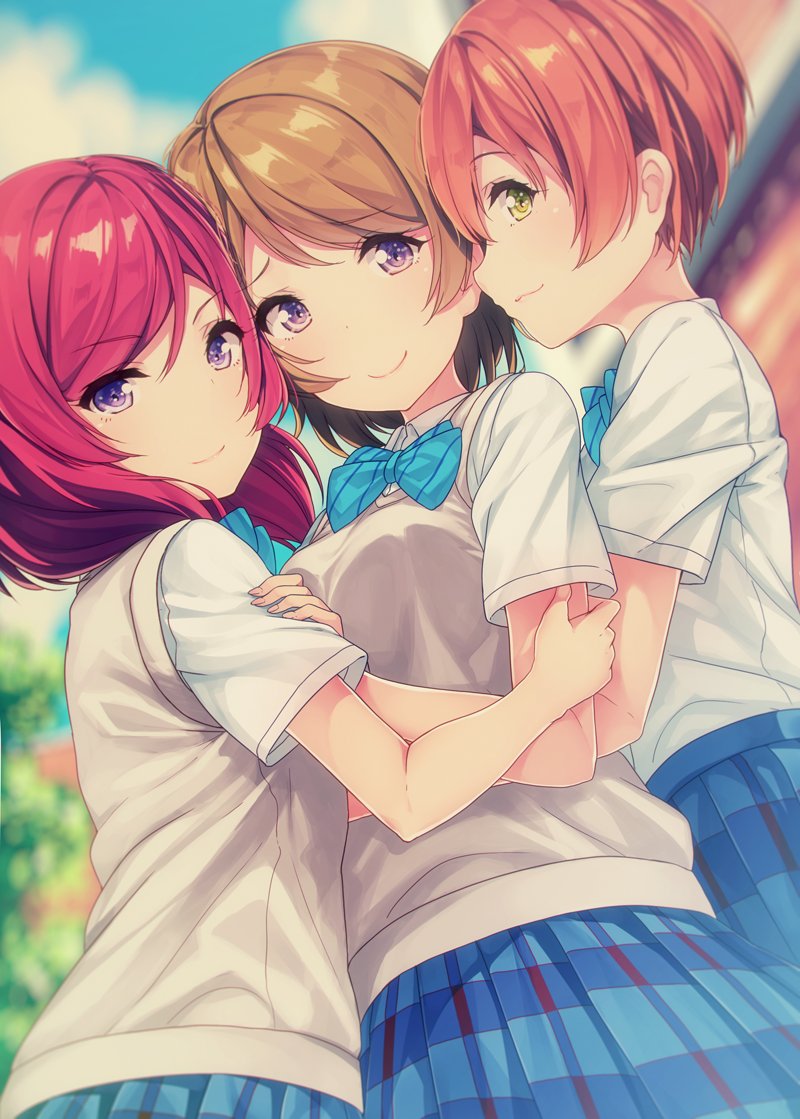 3girls blue_bow blue_bowtie blurry blurry_background bow bowtie brown_hair commentary_request girl_sandwich green_eyes hoshizora_rin hug koizumi_hanayo looking_at_viewer love_live! love_live!_school_idol_project multiple_girls nishikino_maki orange_hair pleated_skirt redhead sandwiched school_uniform short_hair short_sleeves siva_(executor) skirt smile striped striped_bow striped_bowtie sweater_vest violet_eyes