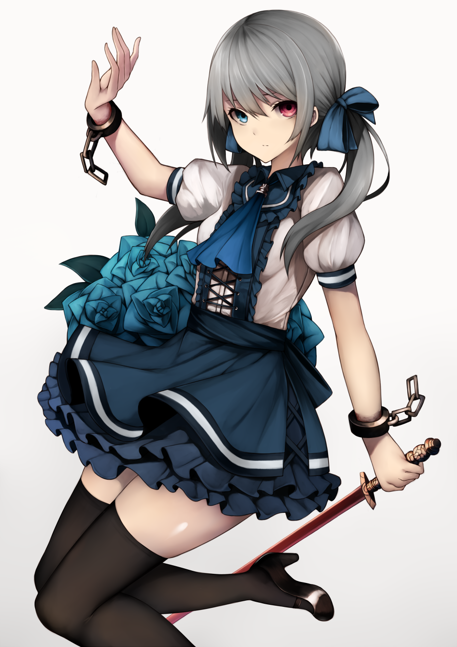 1girl bangs black_legwear blue_eyes blue_skirt bow closed_mouth cross-laced_clothes cuffs frilled_shirt_collar frills grey_hair hair_bow heterochromia high_heels highres holding holding_sword holding_weapon inaba_sunimi layered_skirt long_hair looking_at_viewer low_twintails miniskirt original puffy_short_sleeves puffy_sleeves red_eyes shackles shirt short_sleeves simple_background skirt solo sword thigh-highs twintails weapon white_background white_shirt zettai_ryouiki