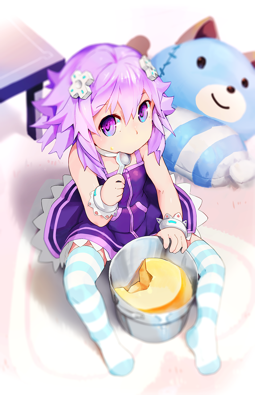1girl bucket choker d-pad dogoo eating food food_on_face hair_ornament highres looking_at_viewer looking_up neptune_(choujigen_game_neptune) neptune_(series) pudding purple_hair revision segamark short_hair sitting solo spoon striped striped_legwear stuffed_toy thigh-highs violet_eyes younger