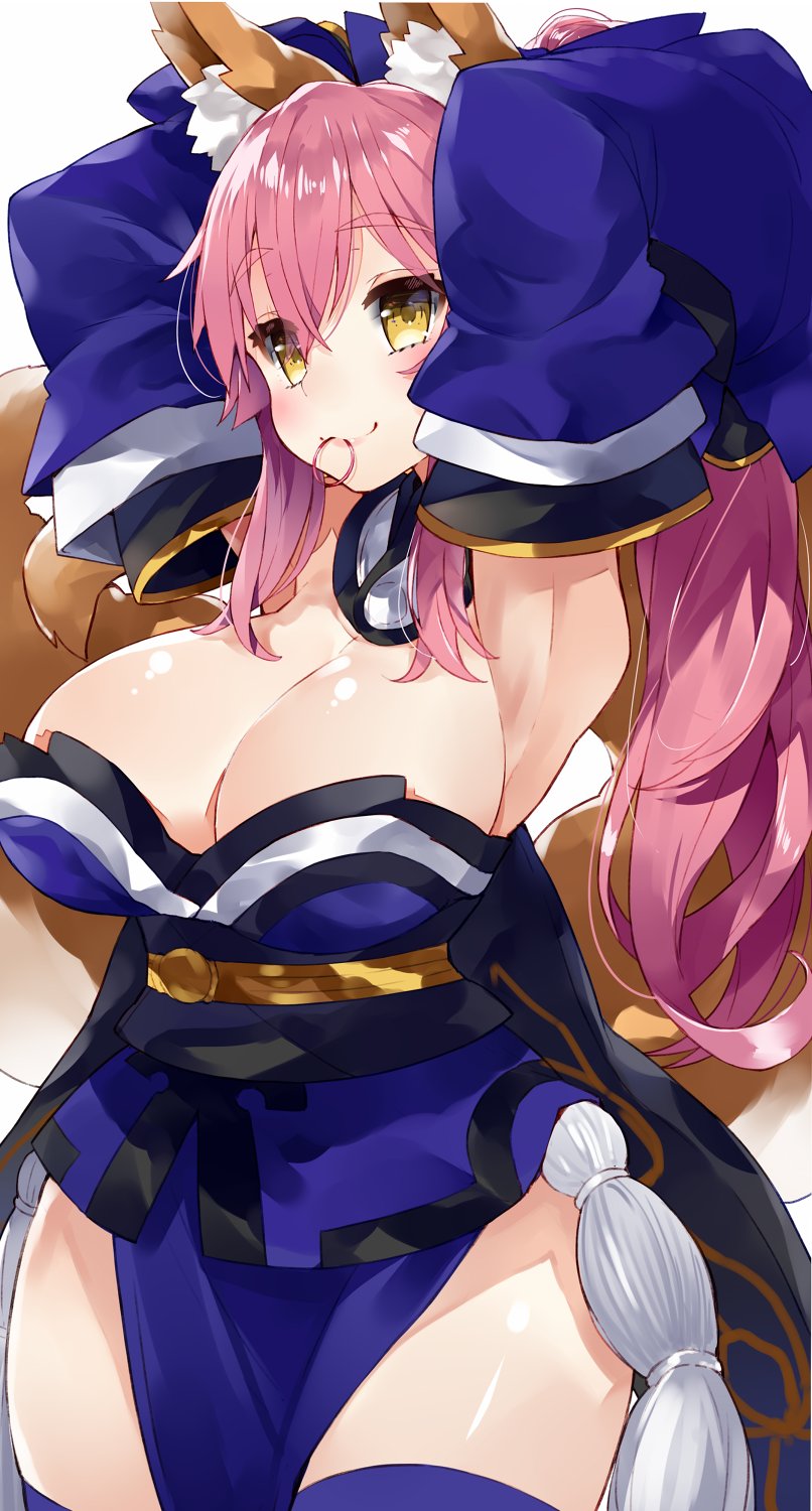 1girl adjusting_hair animal_ears armpits arms_behind_head arms_up bare_shoulders breasts brown_eyes cleavage detached_sleeves fate/grand_order fate_(series) fox_ears fox_tail highres japanese_clothes kimono kou_mashiro large_breasts long_hair mouth_hold obi pelvic_curtain pink_hair sash smile solo tail tamamo_(fate)_(all) tamamo_no_mae_(fate) thigh-highs zettai_ryouiki