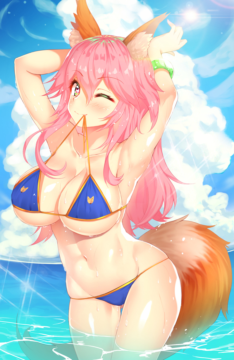 1girl animal_ears arms_up bikini blue_bikini blush bracelet breasts cleavage clouds fang fate/grand_order fate_(series) fox_ears fox_tail highres jewelry large_breasts long_hair looking_at_viewer mouth_hold navel one_eye_closed pink_hair sky smile solo sun swimsuit tail tamamo_(fate)_(all) tamamo_no_mae_(swimsuit_lancer)_(fate) wading wet yellow_eyes yuruto