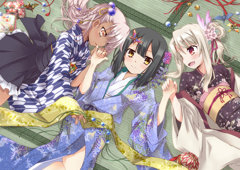 3girls :d alternate_hairstyle bell black_hair blonde_hair braid butterfly_hair_ornament chloe_von_einzbern commentary dark_skin fate/kaleid_liner_prisma_illya fate_(series) floral_print flower grey_hair hair_bobbles hair_bun hair_flower hair_ornament hair_up hand_holding illyasviel_von_einzbern japanese_clothes jingle_bell kimono long_hair looking_at_another looking_at_viewer lying miyu_edelfelt multiple_girls nora-toro obi on_back on_floor on_side open_mouth orange_eyes origami paper_crane red_eyes sash side_ponytail smile tatami yagasuri yellow_eyes