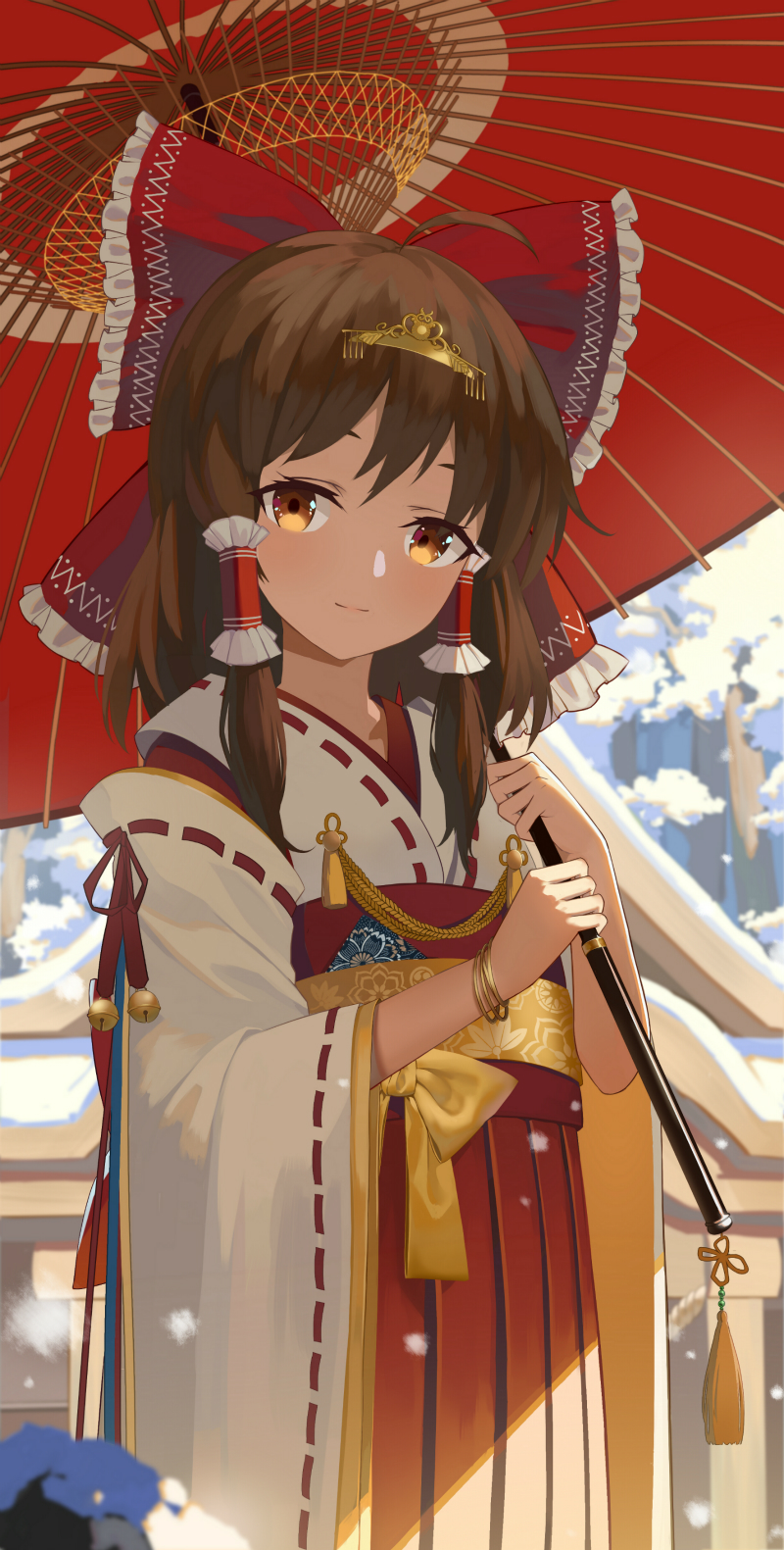 1girl adapted_costume ahoge architecture bangle bangs bell blurry blush bow bracelet brown_eyes brown_hair closed_mouth cowboy_shot day depth_of_field east_asian_architecture eyelashes flat_chest floral_print frilled_bow frills fringe gold hair_bow hair_ornament hair_tubes hakama hakurei_reimu head_tilt highres holding holding_umbrella japanese_clothes jewelry jingle_bell long_sleeves looking_at_viewer mr_cloud oriental_umbrella outdoors over_shoulder red_bow red_hakama red_ribbon red_umbrella ribbon ribbon-trimmed_sleeves ribbon_trim rock rope shade sidelocks smile snow snowing solo standing tassel touhou tree umbrella wide_sleeves winter yellow_bow