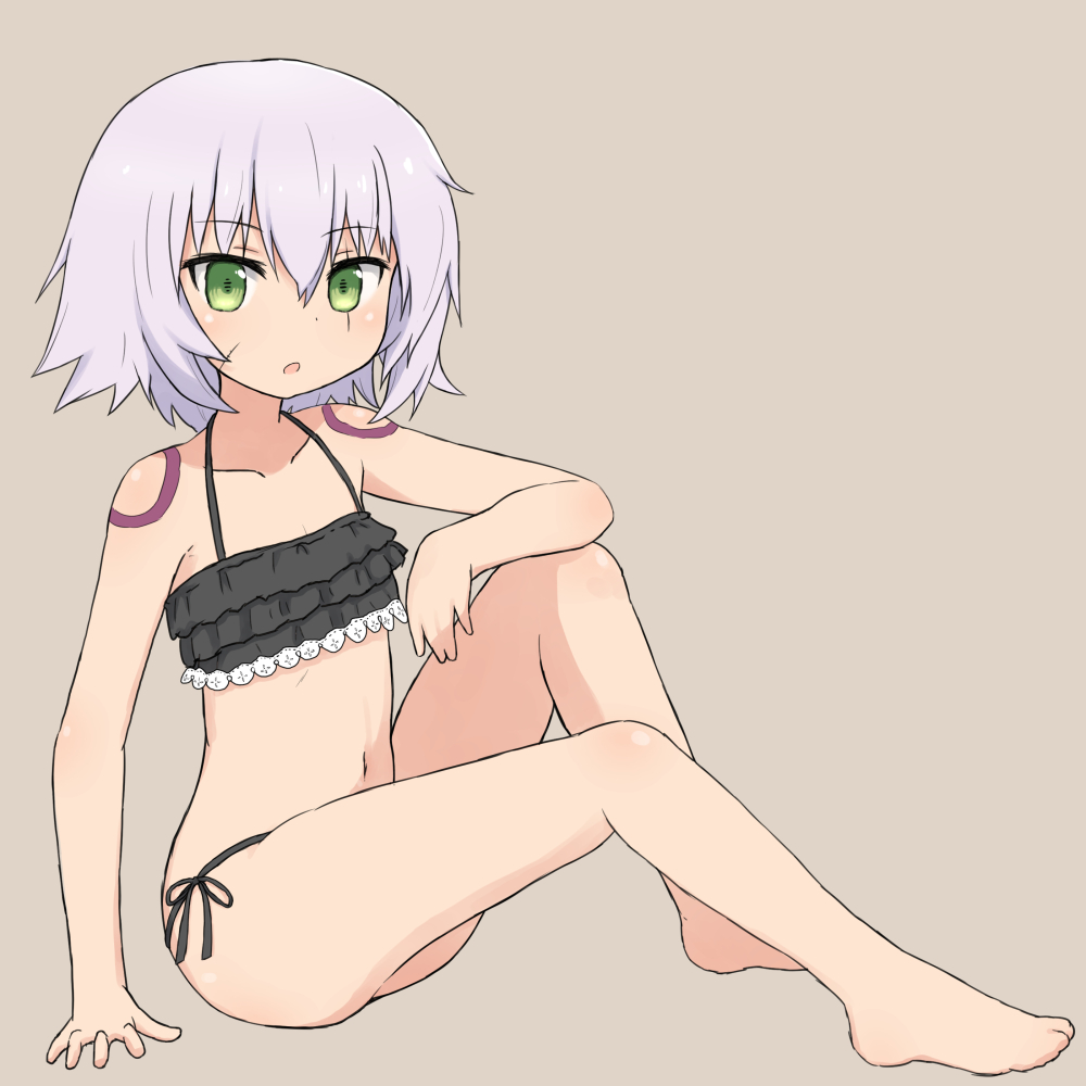1girl assassin_of_black bangs barefoot bikini black_bikini breasts brown_background cleavage collarbone commentary_request facial_scar fate/apocrypha fate_(series) frilled_bikini frills full_body green_eyes hair_between_eyes hand_rest knee_up lavender_hair looking_at_viewer navel open_mouth petite scar short_hair side-tie_bikini simple_background sitting small_breasts solo swimsuit tattoo yakihebi